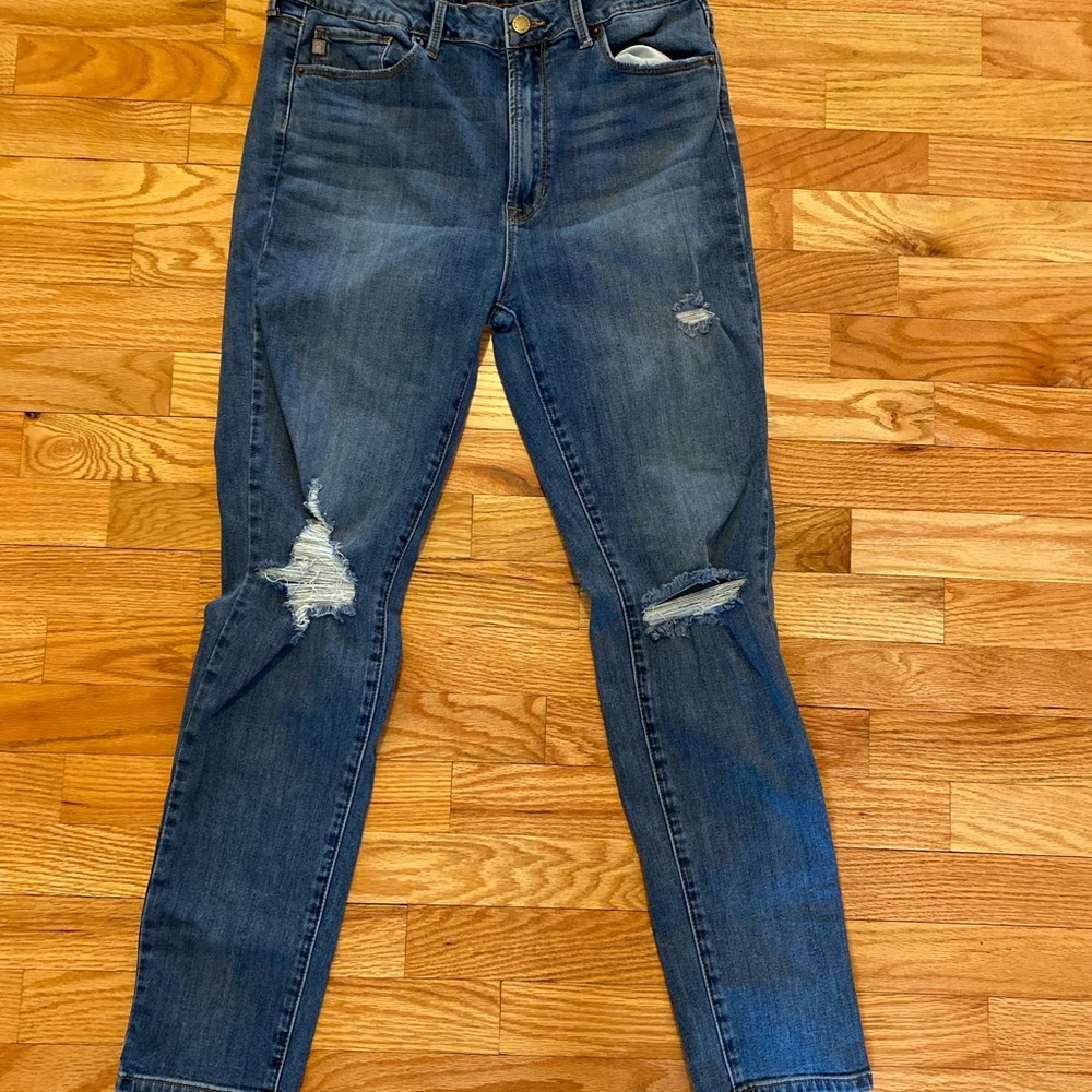 Skinny distressed skinny jeans